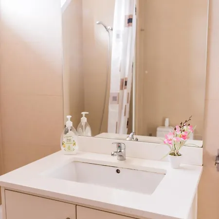 旅馆 Rooms, View Of *