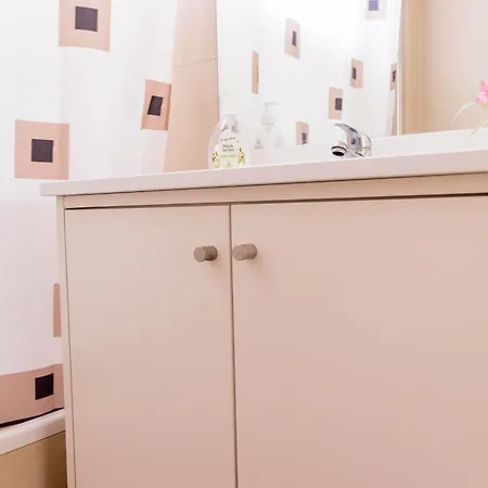 旅馆 Rooms, View Of *